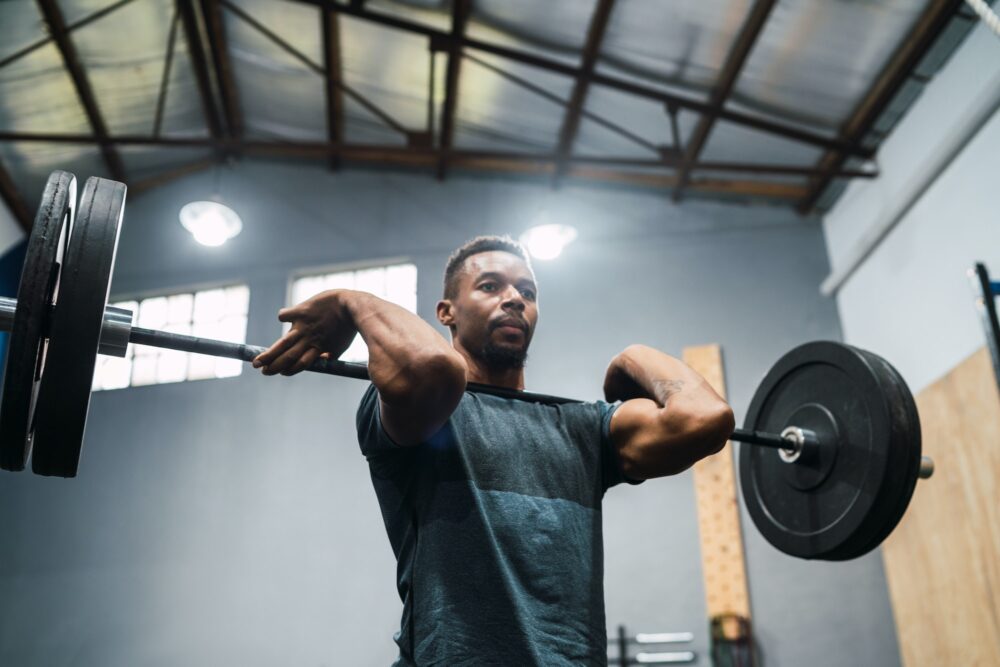 Crossfit athlete doing exercise with a barbell.